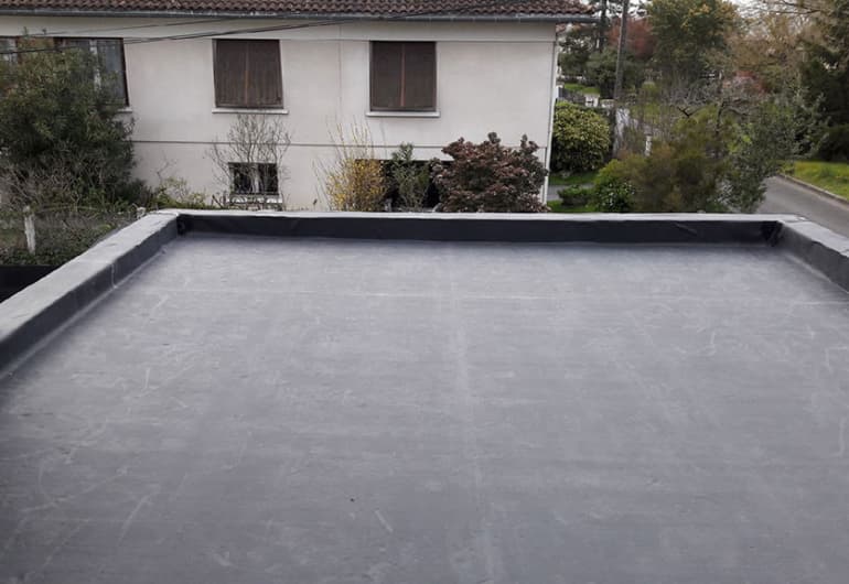 Structure bois de toiture plate avec débord d'auvent