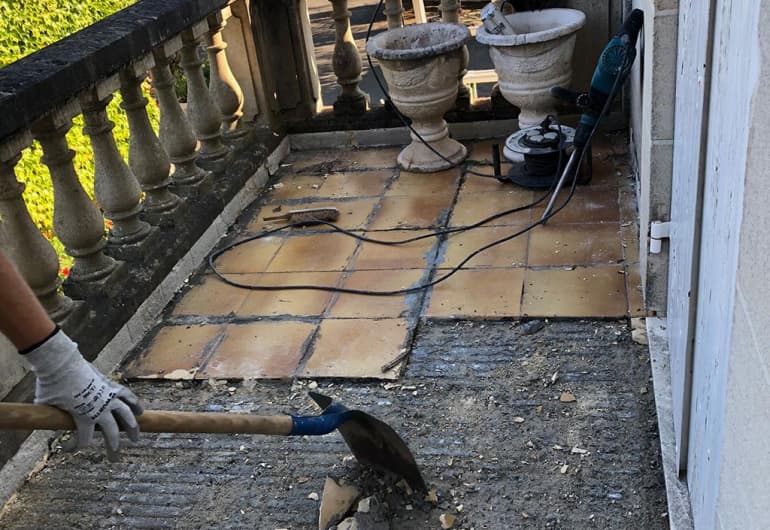 Résine d'étanchéité entoilée appliquée sur les relevés d'une terrasse