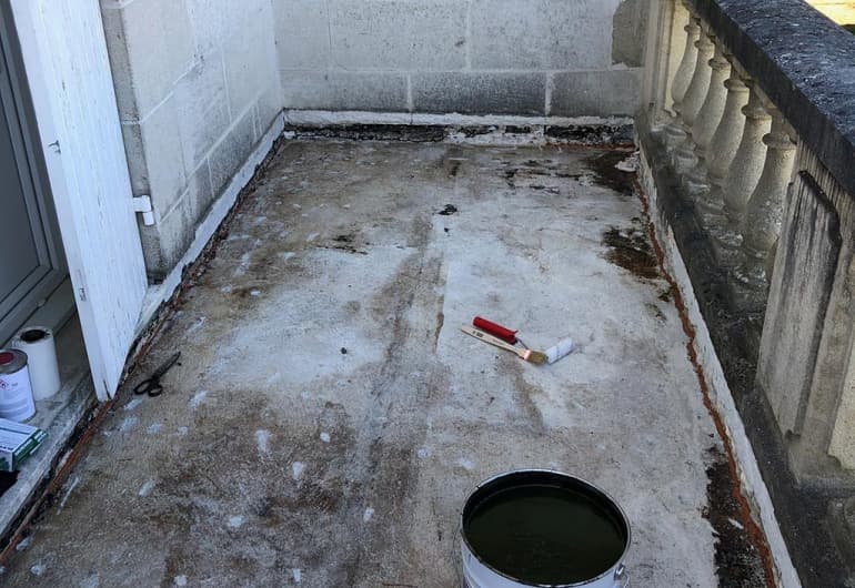 Couche de finition d'une étanchéité résine sur toit terrasse