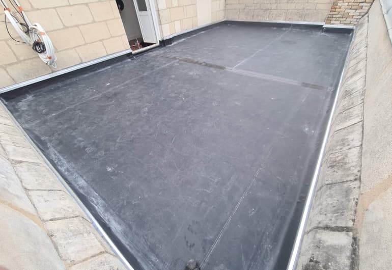 Membrane EPDM posée en adhérence totale sur toit plat