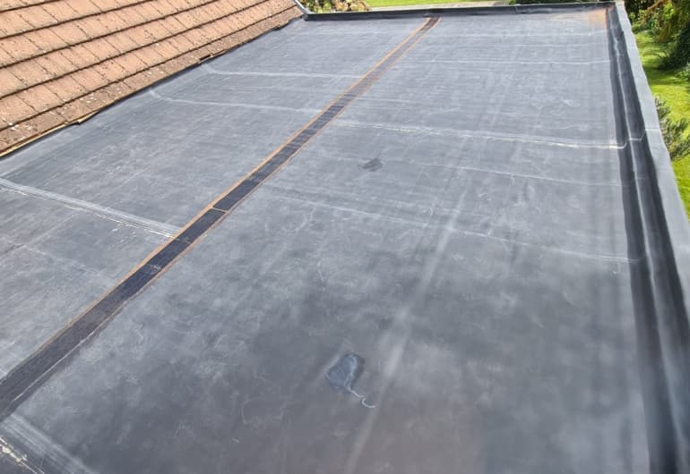 Chantier d'étanchéité EPDM sur maison contemporaine à toit plat
