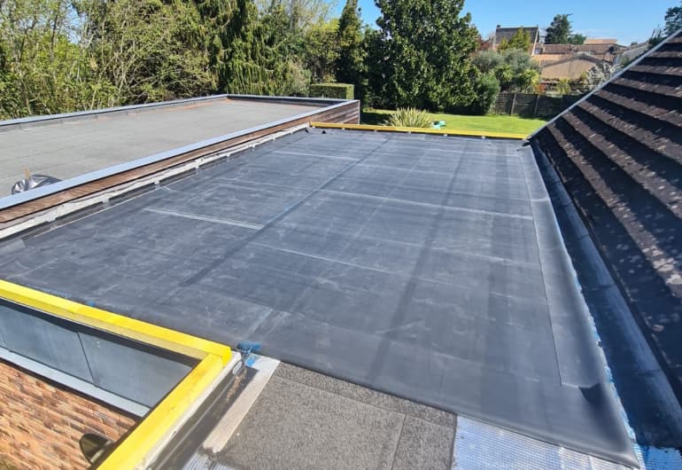 Toit plat résidentiel avec étanchéité EPDM terminée