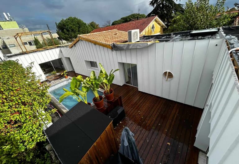 Bardage métallique de couleur RAL sur bâtiment