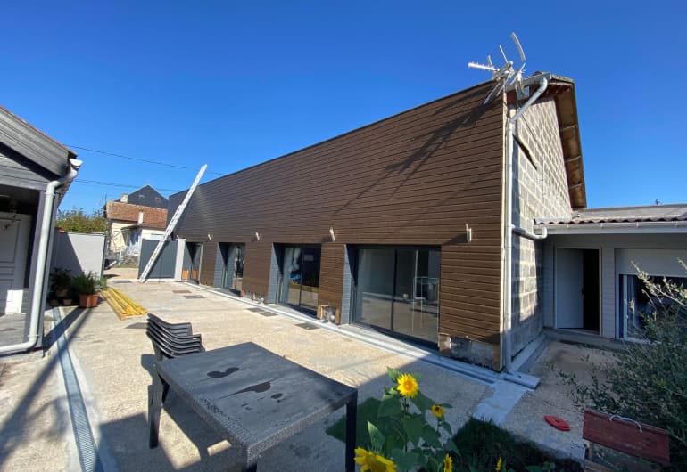 Bardage métallique Prefa sur bâtiment professionnel