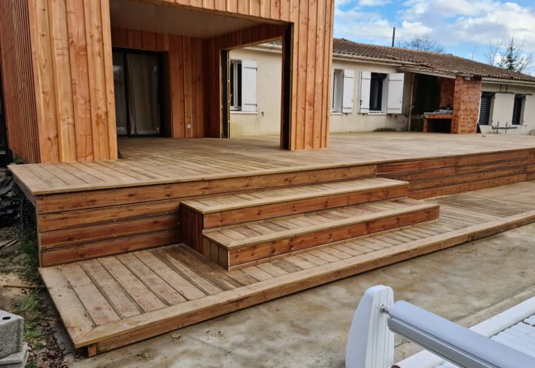 Extension bois à toit plat en chantier