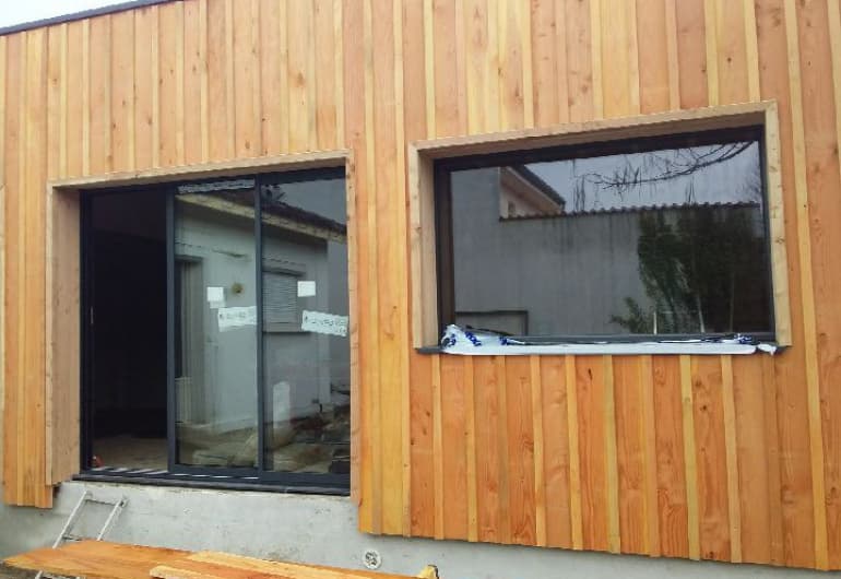 Ossature bois de toiture plate en cours de chantier