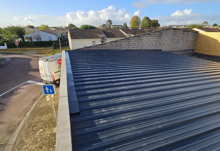 Toiture bac acier posée sur bâtiment professionnel