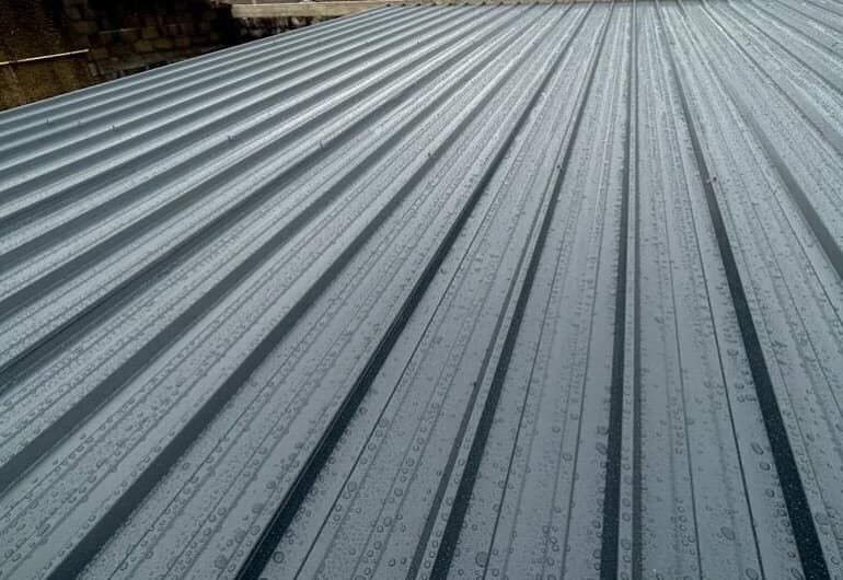 Couverture bac acier nervuré sur bâtiment agricole