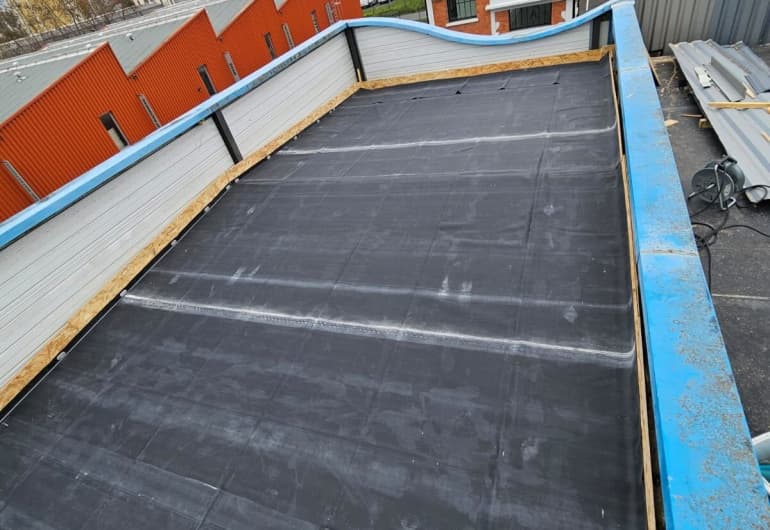 Toiture plate étanchée en membrane EPDM noire