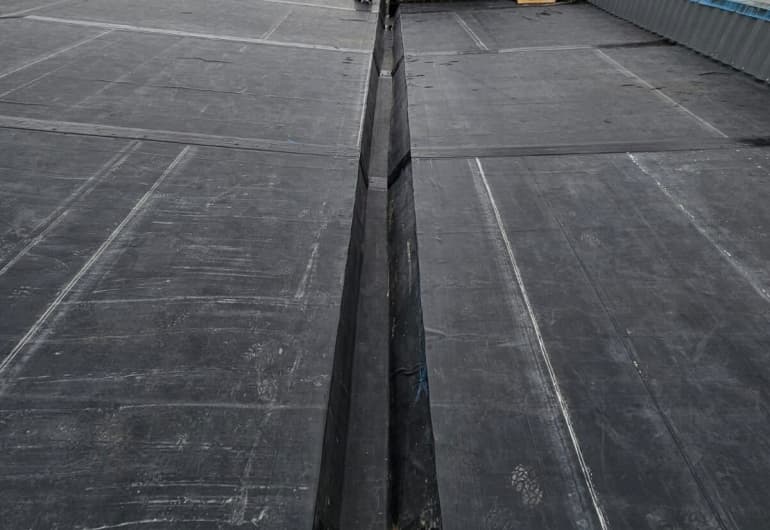 Détail de finition d'une étanchéité EPDM sur acrotère
