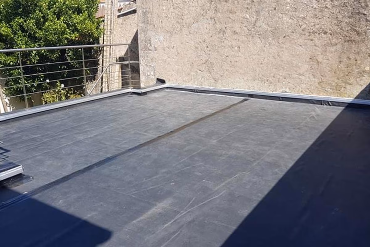 Support nu d'un toit plat après dépose de l'ancienne membrane bitume, chantier de réfection à Fouras