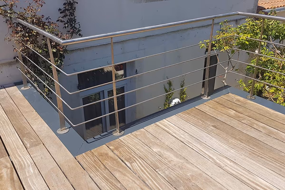 Relevé d'étanchéité et seuil de porte-fenêtre sur la toiture-terrasse réfectionnée à Fouras