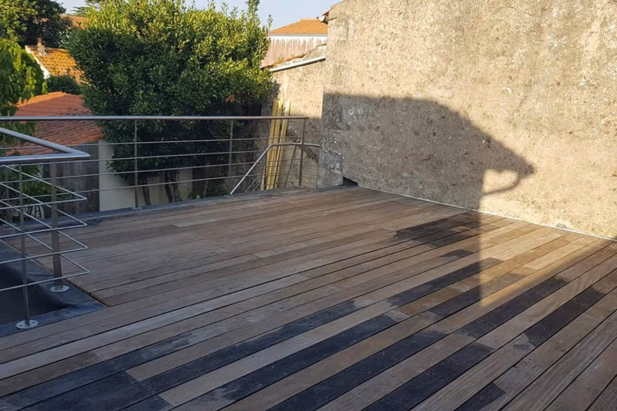 Terrasse de Fouras remise en service, caillebotis bois reposé et garde-corps traversant l'étanchéité