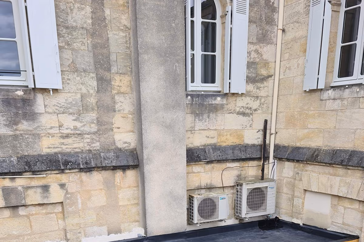 Toit plat en membrane EPDM posée sur un immeuble en pierre à Bordeaux, acrotère et relevés terminés