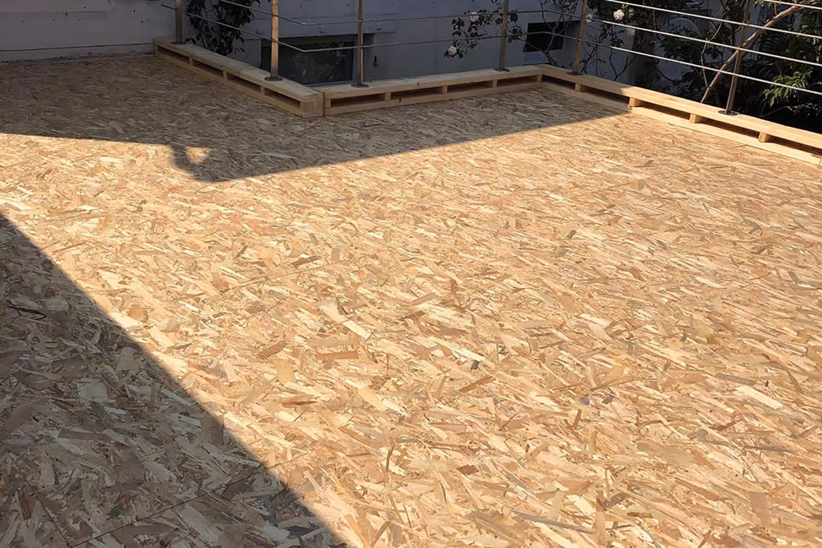 Support en panneaux OSB neufs posé sur le chantier de réfection de toit plat à Fouras