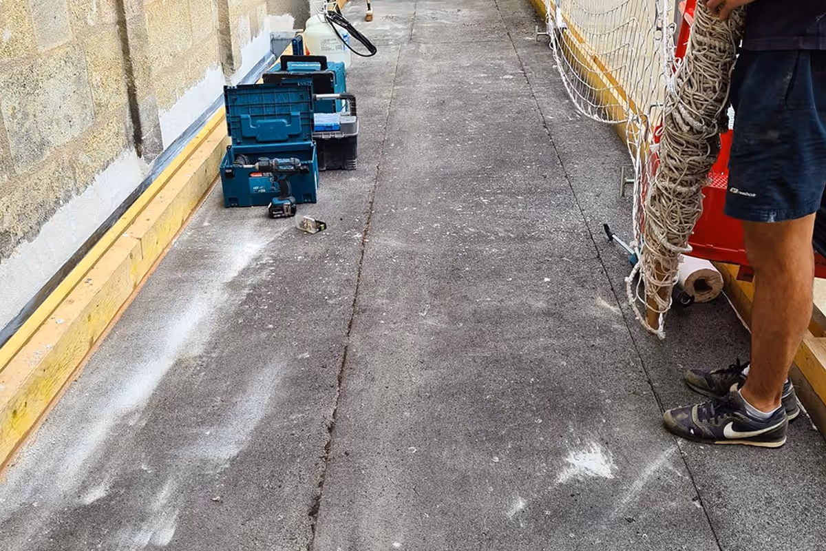 Support béton mis à nu après dépose de l'ancienne étanchéité sur le chantier EPDM de Bordeaux