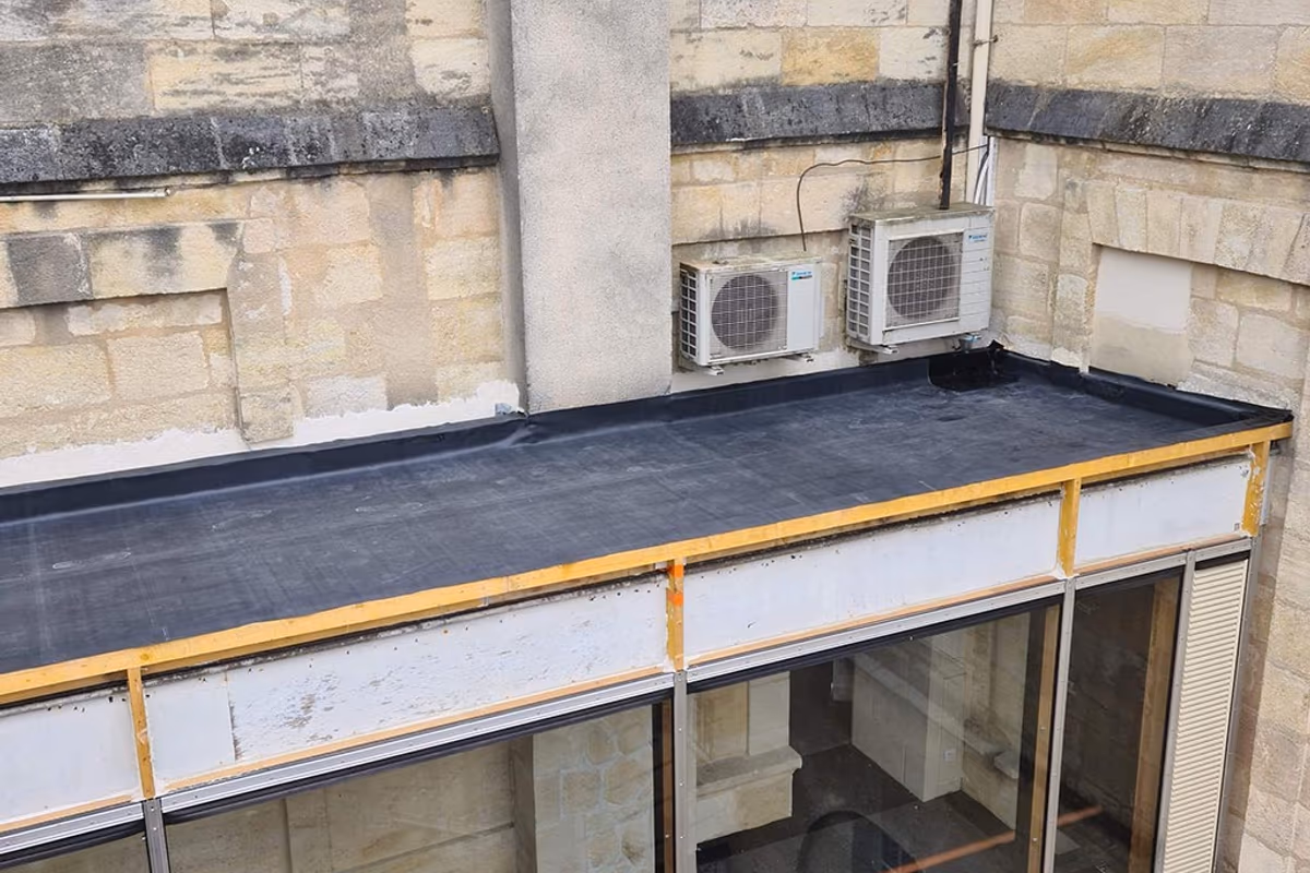 Toiture EPDM terminée à Bordeaux, avec deux groupes de climatisation et leurs traversées en façade