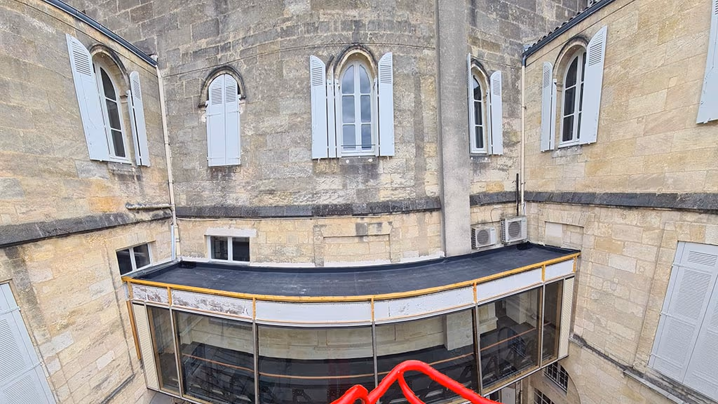Toiture courbe étanchée en membrane EPDM sur un immeuble en pierre à Bordeaux