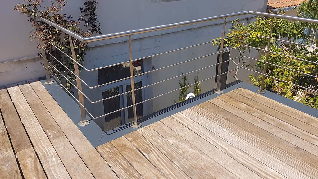 Membrane EPDM noire posée sur la toiture-terrasse et relevés terminés en bande solin lors de la réfection à Fouras