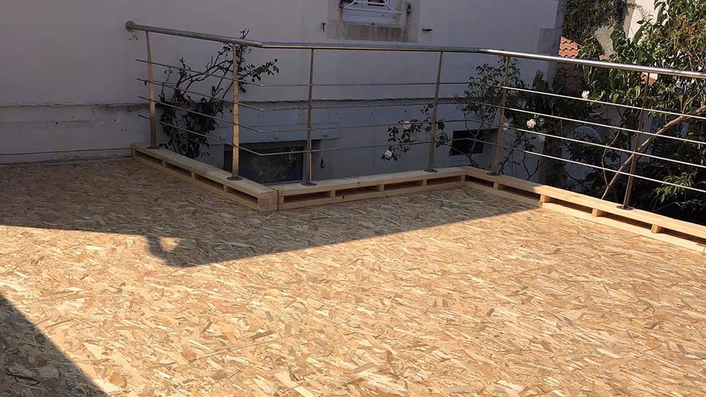 Panneaux de bois OSB nus servant de support à la toiture-terrasse de Fouras, garde-corps inox déjà installé