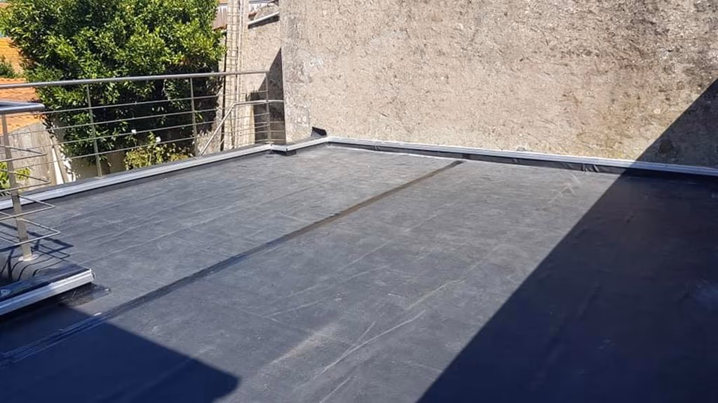 Membrane EPDM neuve et relevé d'étanchéité sur le toit plat de Fouras, avant tout aménagement